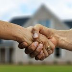 Penser à contacter plusieurs agents immobiliers pour l'achat d'un bien.