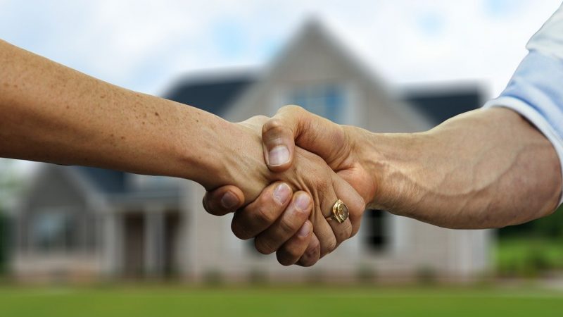 Penser à contacter plusieurs agents immobiliers pour l’achat d’un bien.